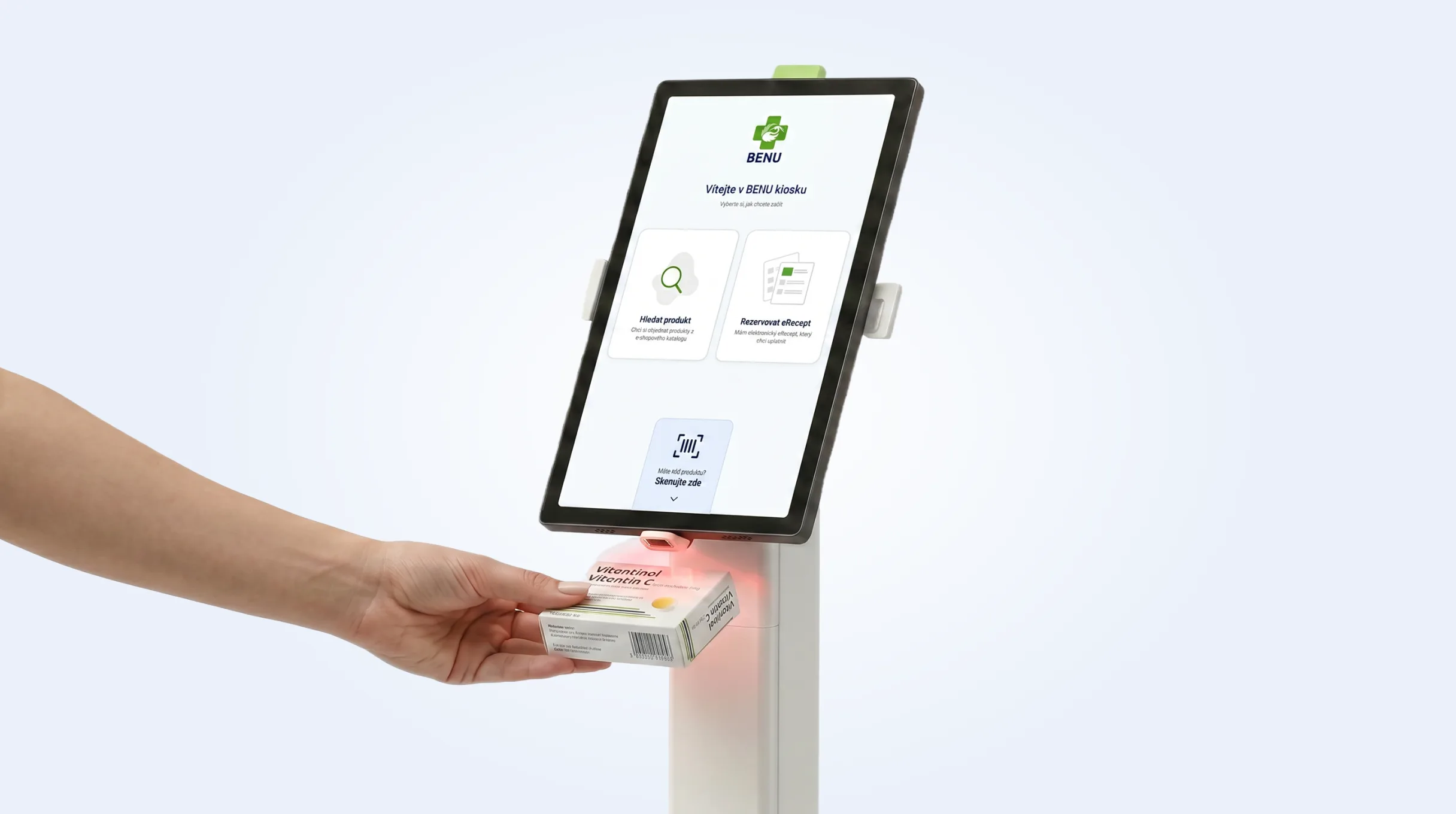 Samoobslužný kiosek BENU s úvodní obrazovkou a skenováním čárového kódu produktu